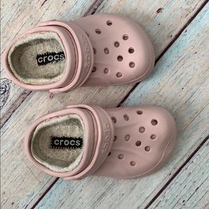 Toddler girls size 6/7 lined crocs